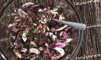 Immagine della ricetta «Quinoa nera con cicoria rossa, finocchi e funghi portobello».