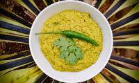 Домашняя паста карри Laksa с куркумой и имбирем (отдельный рецепт) в белой миске.