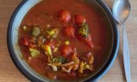 Erb-Lycopin-Suppe in Teller aus Steingut.
