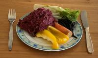 El "Mezcla de Erb kimchi de daikon" con remolacha, servido con bastones de verduras y ensalada.