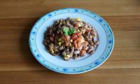 El "Chili Tailgate con frijoles Borlotti" preparado en un plato.