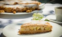 Фото к рецепту (1 порция) «Грушево-яблочный пирог с манной начинкой и миндальным жмыхом».