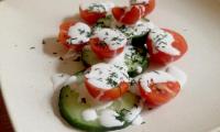 «Salsa de ajo crudivegana» acompañando una ensalada de tomate y pepino decorada con eneldo.