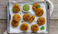 Recipe picture "Oven-baked vegetable patties" from the book "Vegan children's nutrition", page 153.