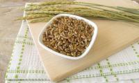 Unripe spelt: Grains in a ceramic bowl, behind them ears of unripe spelt.