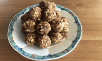 «Bolitas de avena preparadas con bagazo (p. ej. de zanahorias)» terminadas y servidas en un plato.