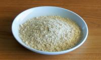 Yeast flakes (yeast) in a bowl: yeast is a heat-inactivated yeast.