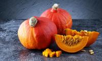 Two Hokkaido pumpkins, two pieces, seeds and pieces - Cucurbita maxima.