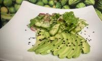 Bild des fertiggestellten "Japanischen Gurkensalat mit Avocado und Sesam".