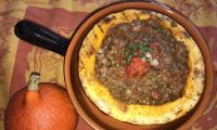 Ready-made "Hokkaido pumpkin with lentils and tomatoes" in a clay pan