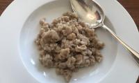 Ready-made "Vegan Spätzle with whole grain spelt and linseed", served on a plate.