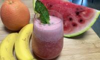 Bild des fertiggestellten "Wassermelonen-Grapefruit-Smoothie" neben den Zutaten.