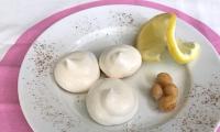 «Merengues veganos de aquafaba» terminados y servidos en un plato.