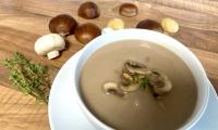 Bild von der angerichteten "Italienischen Maronensuppe mit Champignons und Thymian".