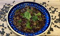 Recipe picture of the prepared "spicy black beans with eggplant and baby spinach".