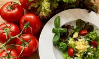 Foto von einem angerichteten Salat mit der "ölfreien Salatsauce mit Avocado und Zwiebel".