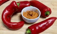 Rezeptbild vom angerichteten "ölfreien cremigen Paprika-Dip mit Cashewkernen".