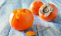 Persimmon, raw, thin-skinned – Diospyros kaki – not bred for hard pulp. Look at the consistency.