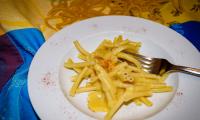 Готовый «Быстрый веганский сырный соус без орехов кешью» на тарелке с макаронами.