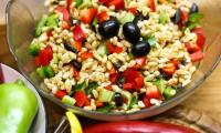 Grano di Kamut o Khorasan cotto con peperoni e olive - Triticum turgidum subsp. turanicum