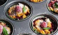 Imagen de la receta «Muffins de coco y framubuesa», de «Lupinen-Power-Vegan Kochen und Backen mit der Eiweissbombe Süsslupine» de Elisa Epping, página 106