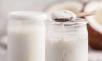 Hausgemachter Kokosjoghurt aus Kokosmilch, Pfeilwurzelstärke oder Johannisbrotkernmehl und Ferment.