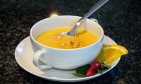 Готовый и подготовленный «Огненный тыквенный суп с имбирем и кокосовым молоком».