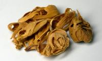 Macis essiccato (mantello di semi o "macis") di noce moscata (Myristica fragrans).