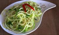 Spaghetti di zucchine con pesto di canapa e mandorle parmigiano: crudo e semplice.