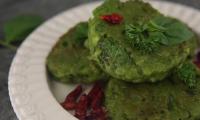 Chilli peppers and parsley give the pea pancakes a special flair.