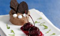 Immagine della ricetta «Mousse al cioccolato piccante con composta acida», dal libro: «Hier & jetzt vegan: Marktfrisch einkaufen, saisonal kochen»