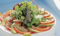 Imagen de la receta «Carpaccio de tomate y aguacate, semillas de amapola y lima», del libro: «Hier & jetzt vegan: Marktfrisch einkaufen, saisonal kochen».