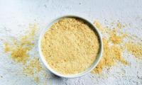 Common breadcrumbs (breadcrumbs, breadcrumbs) in ceramic bowl.