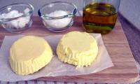 Selbst hergestellte vegane Butter (Margarine) aus Rapsöl, ohne trans-Fettsäuren.