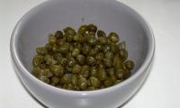 Capers, pickled (Capparis spinosa): pickled capers in a bowl