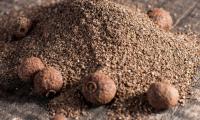 Душистый перец молотый с несколькими насыпями цельного зерна - Pimenta dioica.