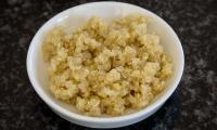 Quinoa, cotta e in ciotola: La quinoa è una pianta chenepodia, quindi priva di glutine.