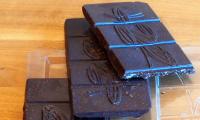 Cioccolato vegano crudo finito. Dopo il raffreddamento, il cioccolato crudo può essere rimosso perfettamente dallo stampo.
