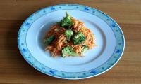 «Zanahorias y brócoli en salsa de vainilla» terminado y servido en un plato.