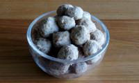 «Bolitas de almendra y dátiles con canela y jengibre» terminadas y servidas en un recipiente de cristal.