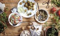 Imagen de la receta «Falafel con patatas asadas, ensalada de pepino y aliño de albahaca, limón y anacardos», del libro «Protein-Ninja», página 154