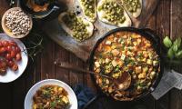 Imagen de la receta «Curry de tofu y tomate», combinado con «Pan de cilantro y garbanzos», p. 183