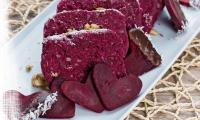 Rezeptbild "Rote-Rüben-Kuchen" aus "Sweet & Raw - Vegane Rohkost-Kuchen und -Torten" von Maja Elena Scheid, Seite 71