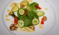 Salad with oil-free vinaigrette with walnuts and orange juice