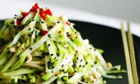 Rezeptbild "Thai-Salat, Kohlrabi, Koriander und Minze" aus dem Buch: "Everyday Raw Express", S. 73