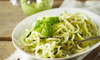 Immagine della ricetta «Spaghetti di zucchine al pesto di canapa e parmigiano di mandorle», tratta dal libro: «Sii più veloce, diventa vegano», pagina 119