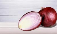 Onion, red, raw - Allium cepa: one half shows red on the inside, one onion on the right.