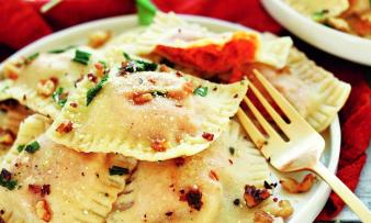 Imagen de la receta «Raviolis de batata y salvia», del libro «Vegan. Einfach. Lecker.» p. 196 Imagen de la receta «Raviolis de batata y salvia», del libro «Vegan. Einfach. Lecker.» p. 196