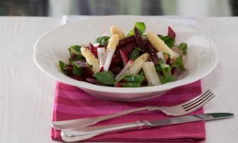 Imagen de la receta «Ensalada de espárragos con rabanitos», del libro: «Vegan Detox», página 57 Imagen de la receta «Ensalada de espárragos con rabanitos», del libro: «Vegan Detox», página 57