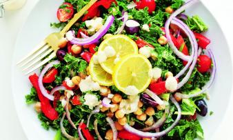 Rezeptbild: "Griechischer Grünkohl-Salat" aus dem Buch "Vegan. Einfach. Lecker." von Dana Shultz, Seite 95 Rezeptbild "Griechischer Grünkohl-Salat" aus "Vegan. Einfach. Lecker." von Dana Shultz, Seite 95